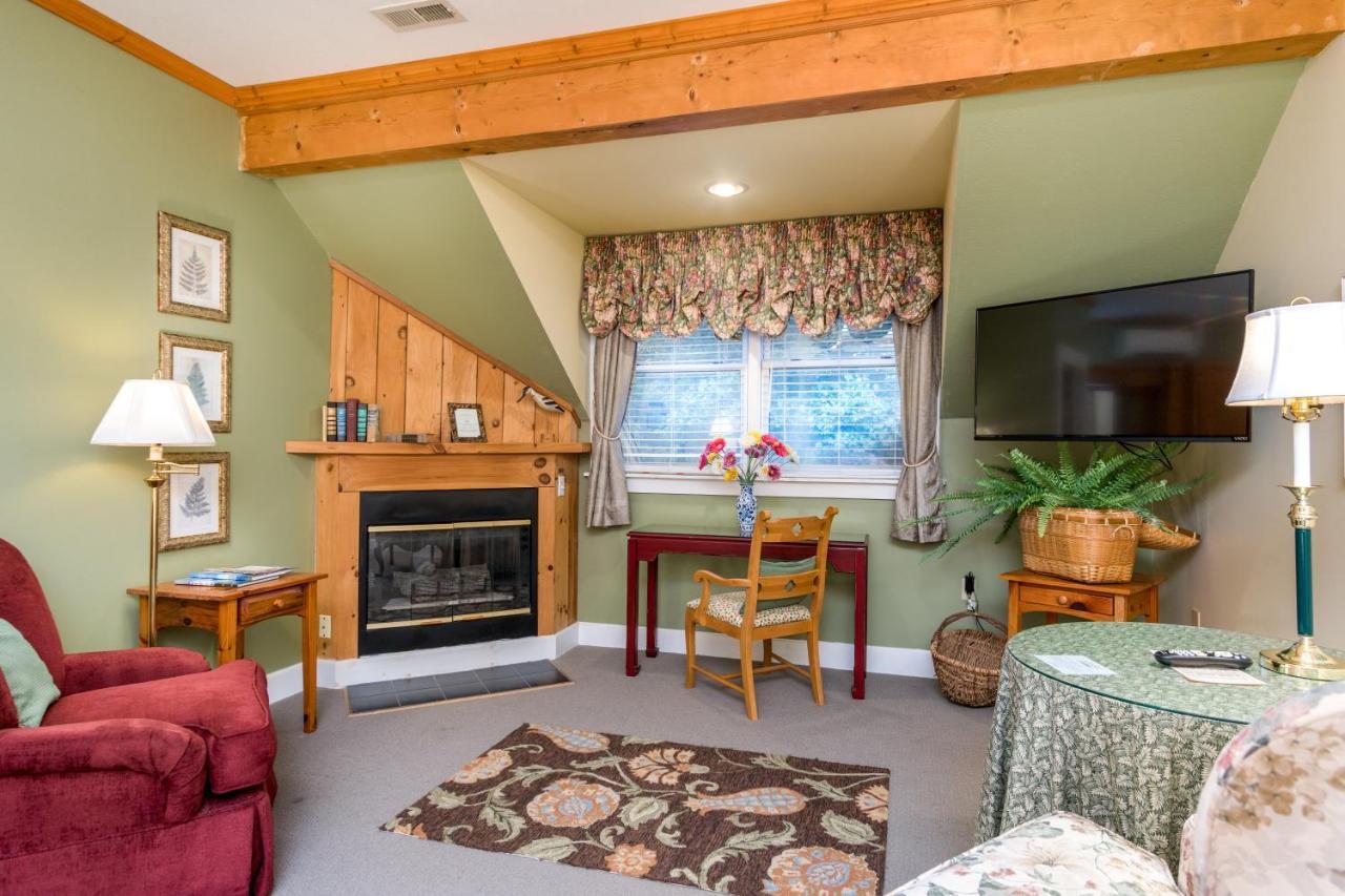 Highland Lake Inn & Resort - Flat Rock Exterior foto