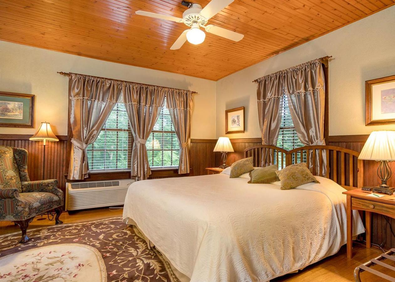 Highland Lake Inn & Resort - Flat Rock Exterior foto